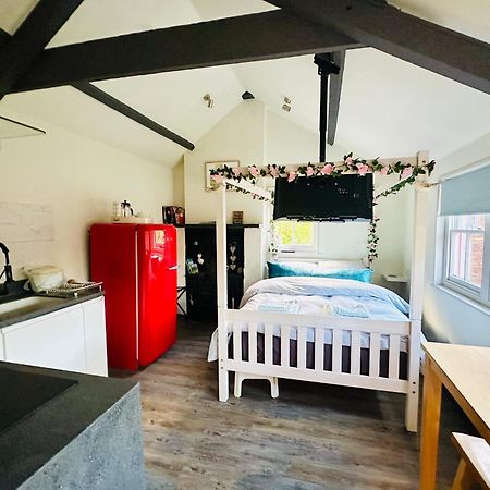 Tiny Romantic Retreat With Hot Tub On A Country Estate Near Cardigan Bay In Eryri Snowdonia Ланбедър Екстериор снимка