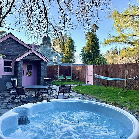 Tiny Romantic Retreat With Hot Tub On A Country Estate Near Cardigan Bay In Eryri Snowdonia Ланбедър Екстериор снимка