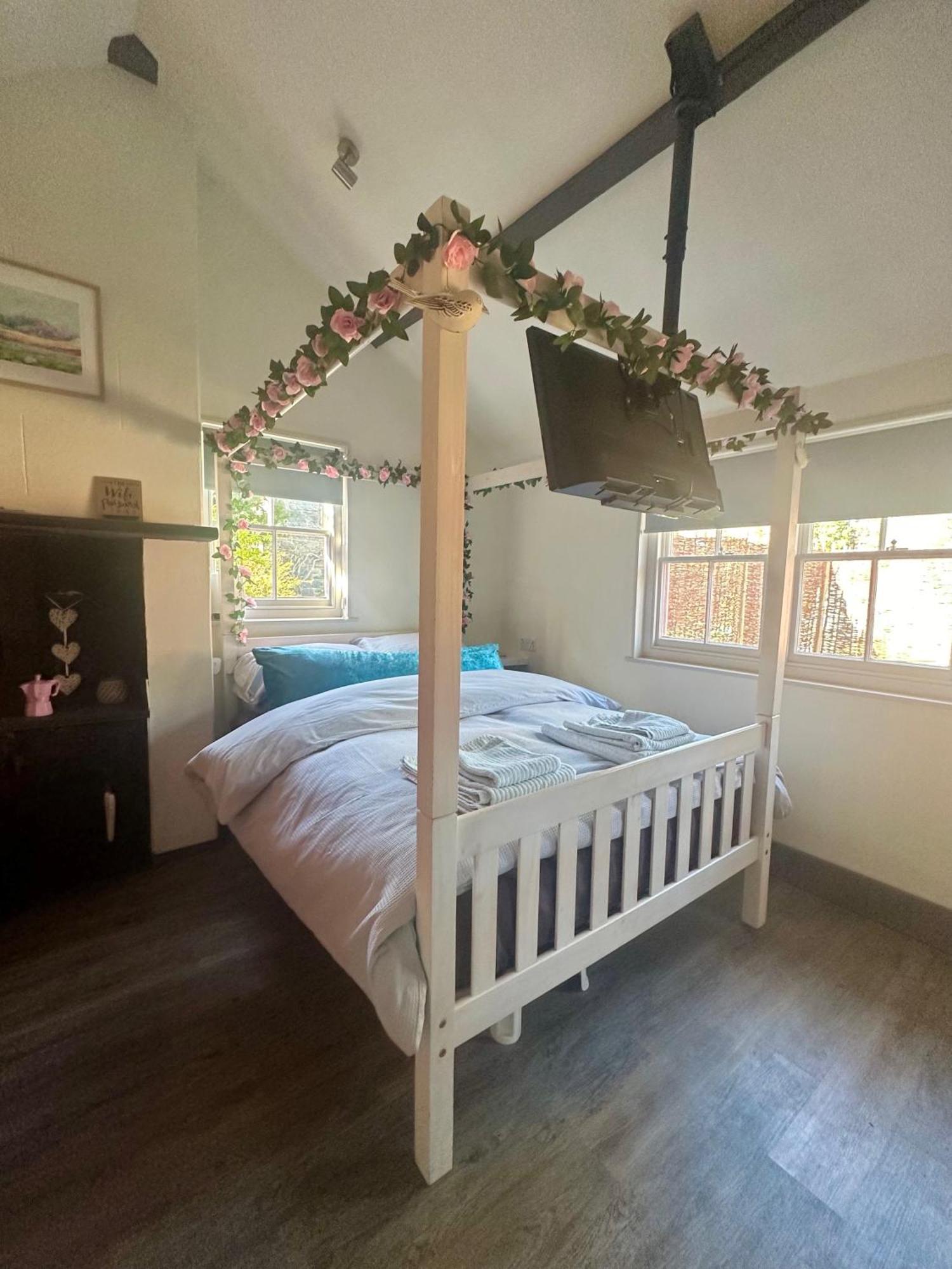 Tiny Romantic Retreat With Hot Tub On A Country Estate Near Cardigan Bay In Eryri Snowdonia Ланбедър Екстериор снимка