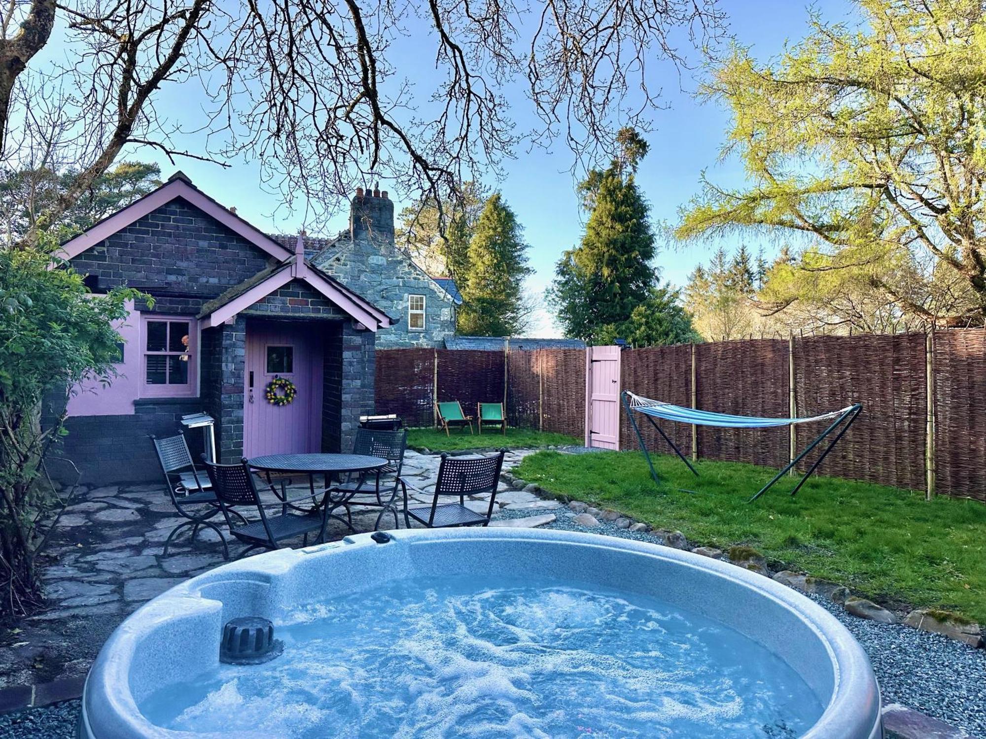 Tiny Romantic Retreat With Hot Tub On A Country Estate Near Cardigan Bay In Eryri Snowdonia Ланбедър Екстериор снимка