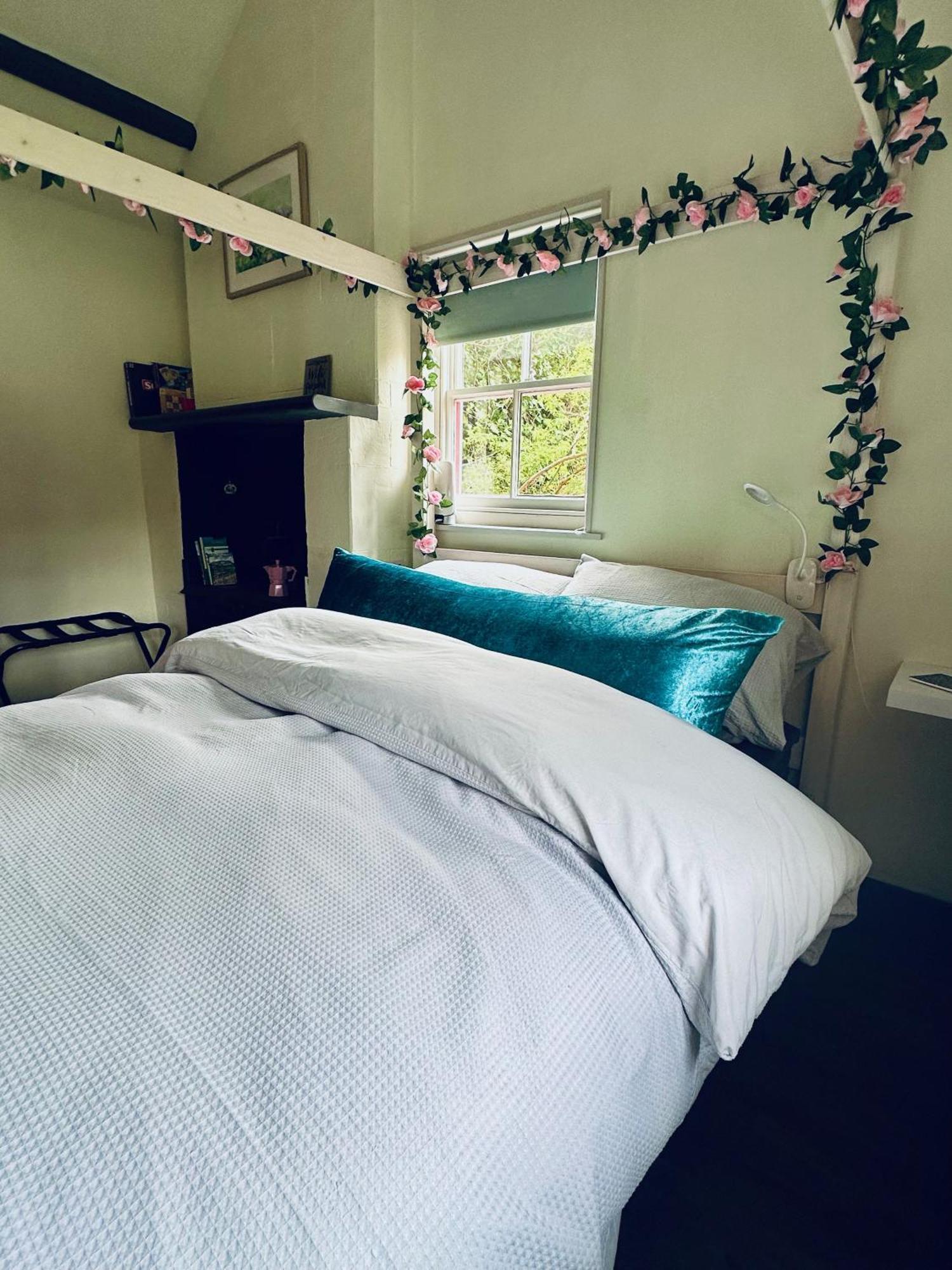 Tiny Romantic Retreat With Hot Tub On A Country Estate Near Cardigan Bay In Eryri Snowdonia Ланбедър Екстериор снимка