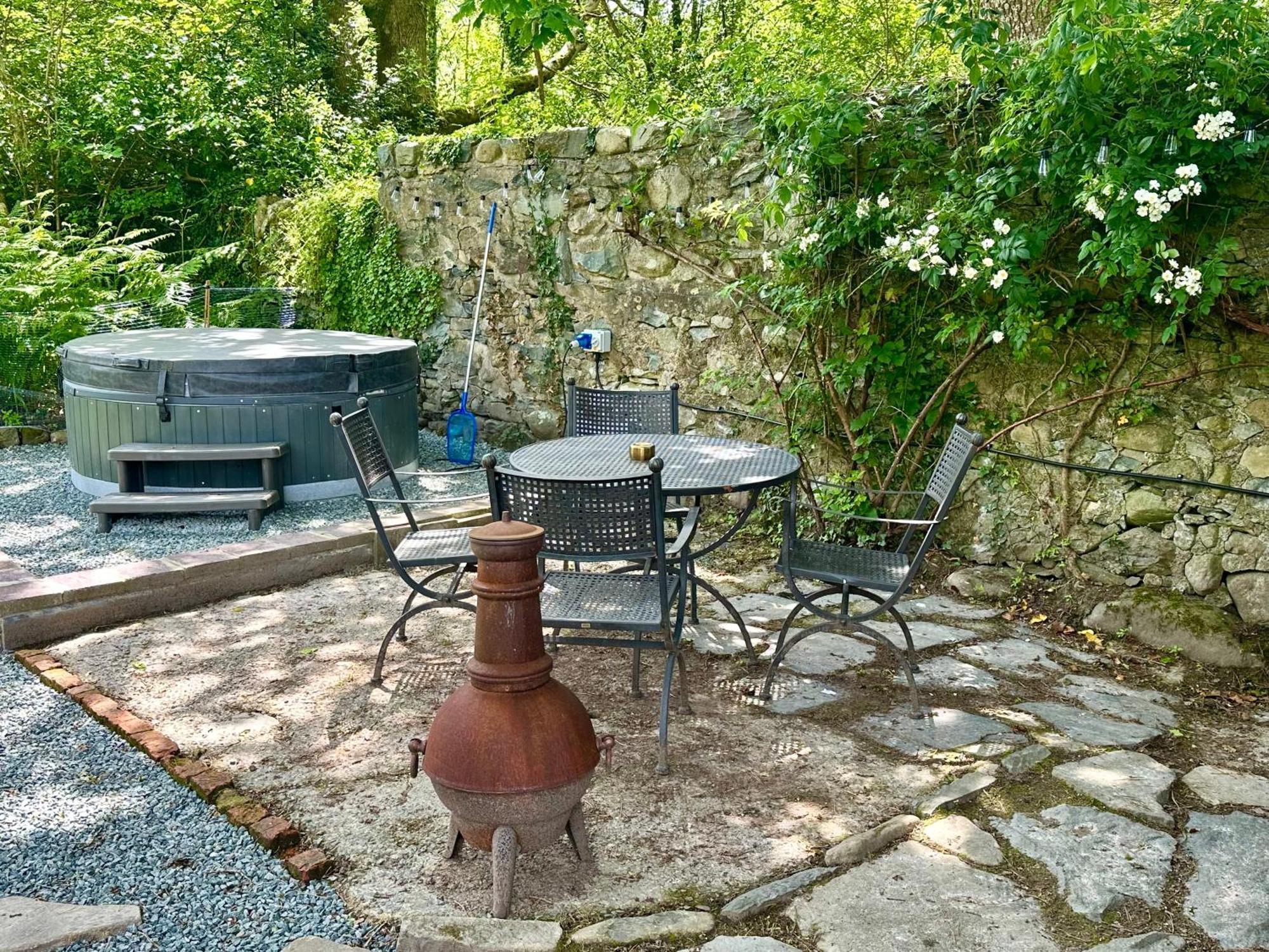 Tiny Romantic Retreat With Hot Tub On A Country Estate Near Cardigan Bay In Eryri Snowdonia Ланбедър Екстериор снимка